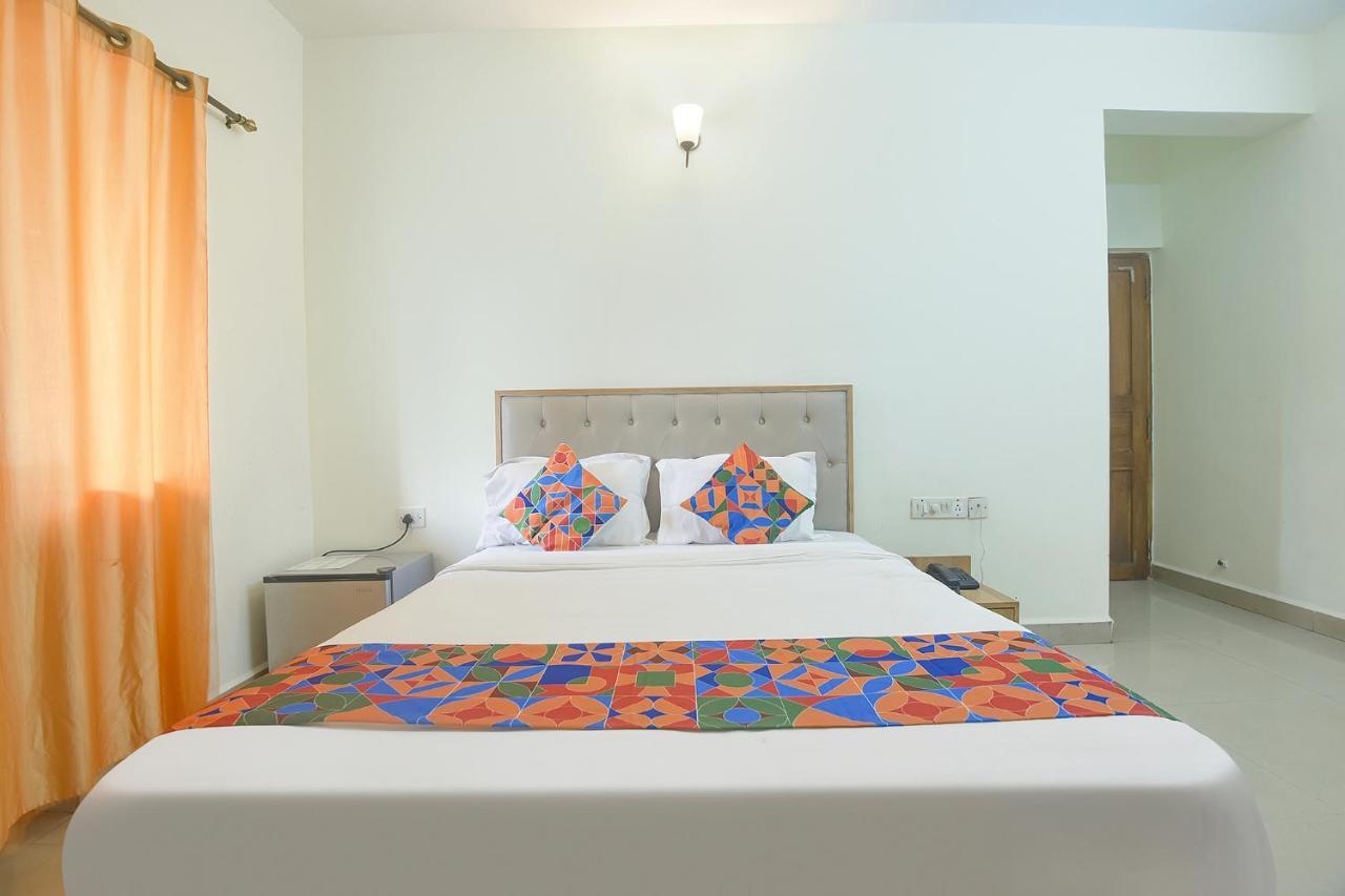 Fabexpress De Classio With Pool - Nr Candolim Beach Hotel Bagian luar foto