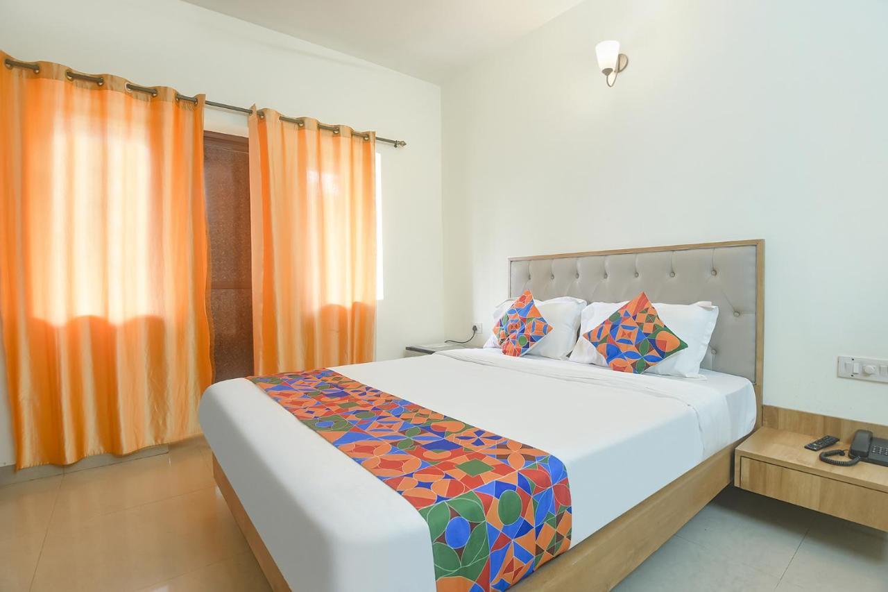 Fabexpress De Classio With Pool - Nr Candolim Beach Hotel Bagian luar foto