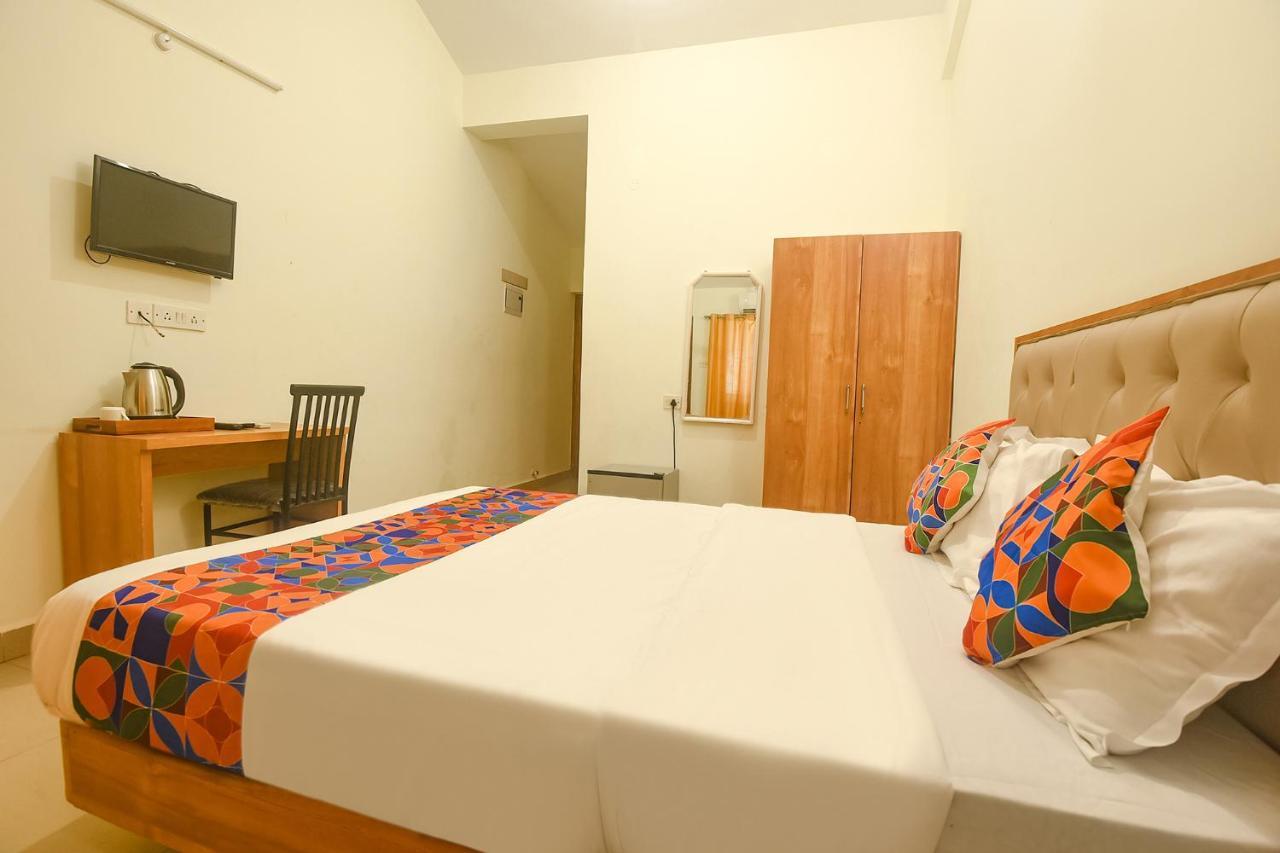 Fabexpress De Classio With Pool - Nr Candolim Beach Hotel Bagian luar foto